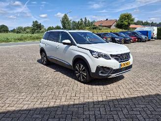 uszkodzony samochody osobowe Peugeot 5008 1.2i  131pk   navi clima pano  7 zitter 2020/2