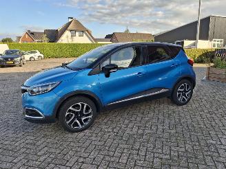 Damaged car Renault Captur 1.2 tce  120 pk automaat navi clima 2016/4