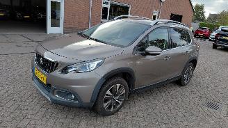 Schadeauto Peugeot 2008 1.2i  81kw automaat  allure  navi 2017/1