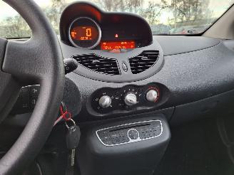 Renault Twingo 1.2i  75pk airco picture 9