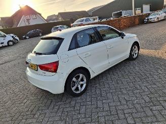 krockskadad bil auto Audi A1 1.2 tfsi  63kw airco 2013/10