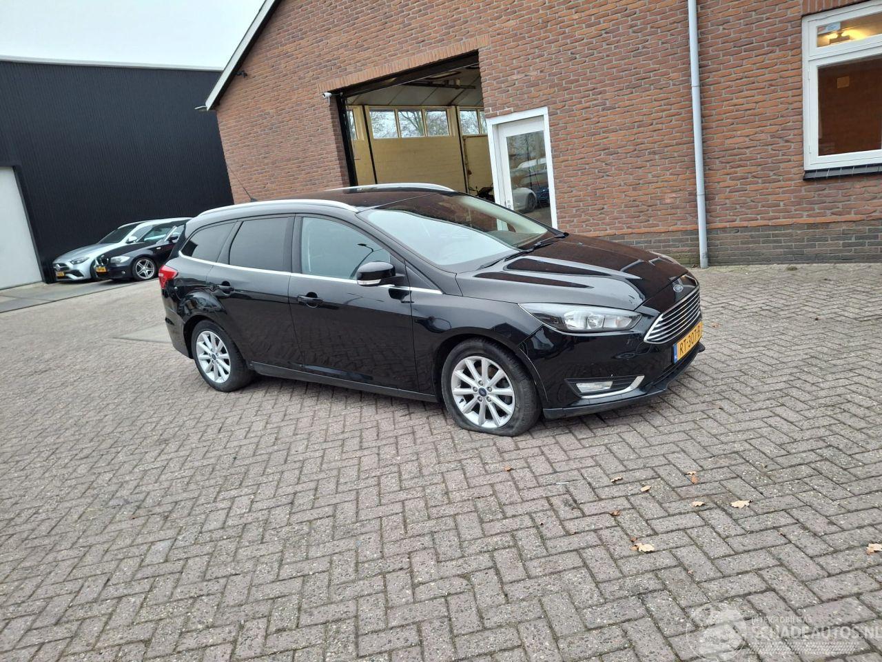 Ford Focus 1.0i titanium  92kw  clima