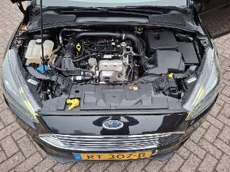 Voiture accidenté Ford Focus 1.0i titanium  92kw  clima 2016/6