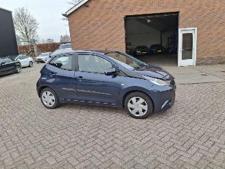 skadebil auto Toyota Aygo 1.0 vvt x play  automaat  airco 2015/1