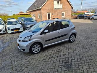 krockskadad bil auto Toyota Aygo 1.0 vtti   navi    airco 2011/5