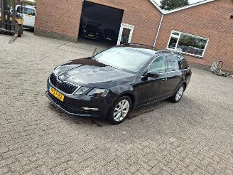 Damaged car Skoda Octavia 1.6 tdi 116pk  automaat navi 2019/12