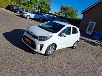 damaged passenger cars Kia Picanto 1.0i dpi  67pk  5drs airco 2021/1