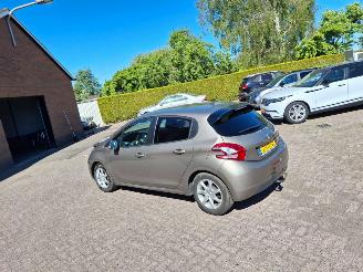 Auto incidentate Peugeot 208 1.2i vti automaat   82pk  navi 2014/5