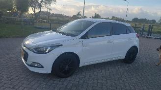 damaged passenger cars Hyundai I-20 1.2i 5drs airco   84pk 2016/3