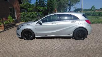 krockskadad bil auto Mercedes A-klasse 180  navi  clima  1.6i 122pk 2014/5
