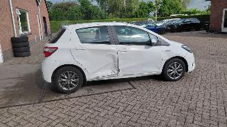 krockskadad bil auto Toyota Yaris 1.5 hybrid   aspresion   navi clima 2018/10