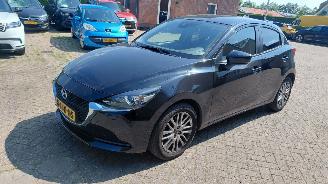 Vaurioauto  passenger cars Mazda 2 1.5i  90pk   airco navi 2020/2