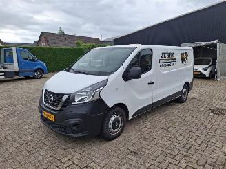 damaged commercial vehicles Nissan NV300 2.0 dci  121pk lang uitvoering  airco 2021/2