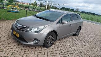 damaged passenger cars Toyota Avensis 1.8 vtti  automaat  navi 2015/2