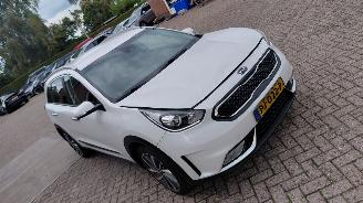 krockskadad bil auto Kia Niro 1.6 gdi hybrid navi   105pk 2017/7