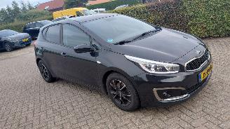 Kia Cee d 1.0i navi   74kw  5drs airco picture 4