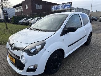 damaged passenger cars Renault Twingo 1.2-16V COLLECTION AIRCO LICHTE SCHADE! 68540 KM 2013 3100 EURO 2013/2