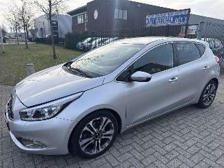 škoda osobní automobily Kia Cee d 1.6 GDI AUTOMAAT SUPER PACK LICHTE SCHADE! BOUWJAAR 2014  6950 2014/7