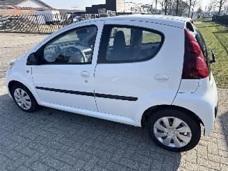 Peugeot 107 1.0 ACTIVE RIJDBAAR 104000 KM BOUWJAAR 2014 SCHERP 2200 EURO picture 2