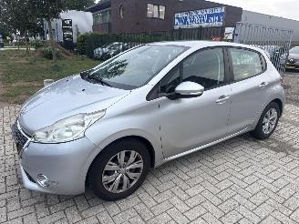 Auto incidentate Peugeot 208 1.2 VTI BLEU PARKEERSCHADE! BOUWJAAR 2012  1750 EURO VAST 2012/9