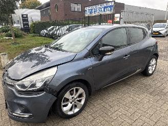 skadebil auto Renault Clio 1.2 NIGHT&DAY RIJDBAAR BOUWJAAR 2016 139753 KM  3500 EURO VAST 2016/11