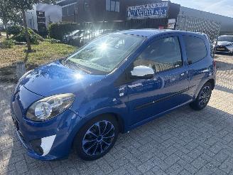 Schadeauto Renault Twingo 1.2-16V COLLECTION GEBRUIKERSPOREN! BOUWJAAR 2011 999 EURO 2011/1