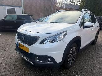 damaged passenger cars Peugeot 2008 1.2 puretech Allure navi pano camera 2017/2