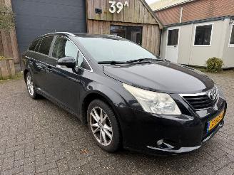 damaged passenger cars Toyota Avensis 1.8 VVTI  AUT LEER NAVI CAMERA 2011/1