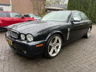 Vaurioauto  passenger cars Jaguar XJ 2.7D V6 AUT LEER NL 2008/2