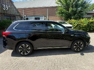 Schadeauto Mitsubishi Outlander 2.0PHEV  PLUGIN PREMIUM LUXE UITVOERING 2016/12