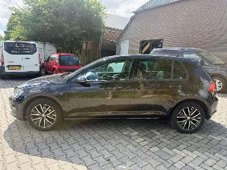 damaged passenger cars Volkswagen Golf 1.6 TDI AUT ALLSTAR NAVI NETTE AUTO 2016/11