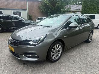 uszkodzony samochody osobowe Opel Astra SPORTS ELEGANCE 1.2 LUXE UITVOERING LEDER NAVI KEYLES STOELVERWARMING 2020/11
