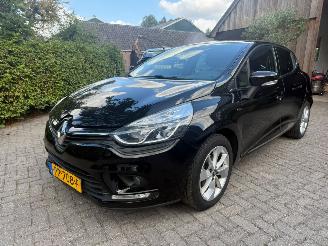 Vaurioauto  passenger cars Renault Clio 1.2 TCE LIMITED AIRCO NAVI CRUISE 2017/8