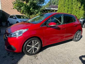 Vaurioauto  passenger cars Peugeot 208 1.2 ALLURE CLIMA NAVI CAMERA NL AUTO 2019/8