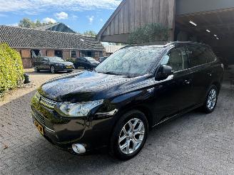 Schadeauto Mitsubishi Outlander 2.0 PHEV INSTYLE + LEER PANO 2013/12