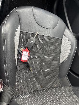 Peugeot 2008 1.2 81 KW AUTOMAAT picture 11