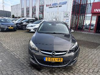 krockskadad bil auto Opel Astra NOTCHBACK 1.4 Turbo Cosmo 1e eigenaar 2013/10