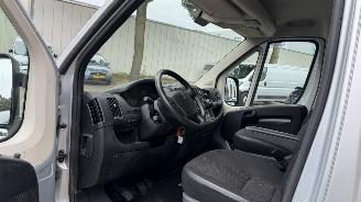 Peugeot Boxer 435 2.2 BlueHDi 140 L2H1 Zwaar Premium picture 9