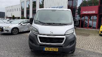 Schade bestelwagen Peugeot Boxer 435 2.2 BlueHDi 140 L2H1 Zwaar Premium 2021/4