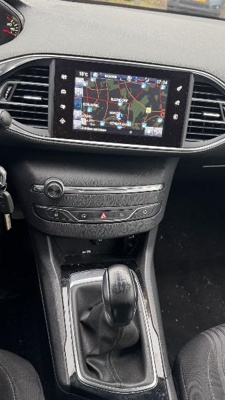 Peugeot 308 1.2 E-THP BLUE LEASE picture 15