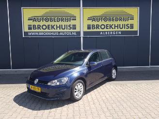 Damaged car Volkswagen Golf 1.6 TDI Highline DSG 2015/5