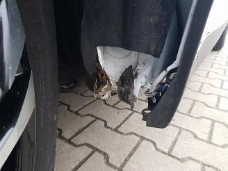 Peugeot 2008 1.2 PureTech Allure Pack picture 10