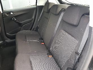 Peugeot 208 1.2 PureTech Allure picture 17