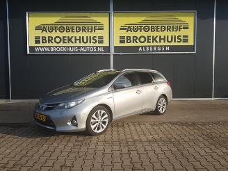 Vaurioauto  passenger cars Toyota Auris Touring Sports 1.8 Hybrid Lease Pro 2013/7