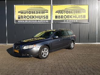 krockskadad bil auto Volvo V-70 2.4D Momentum 2008/9