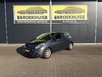 damaged passenger cars Peugeot 208 1.2 PureTech Blue Lion 2017/6