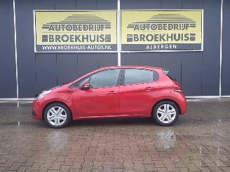 Peugeot 208 1.2 PureTech Signature picture 2