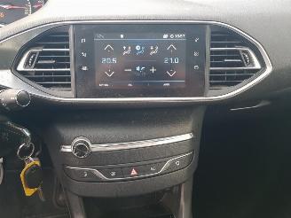 Peugeot 308 SW 1.2 PureTech Blue Lease Executive picture 20