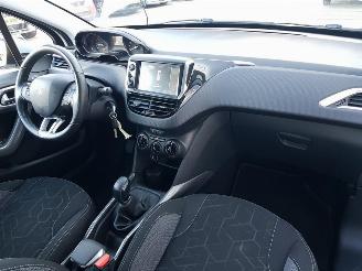 Peugeot 2008 1.2 PureTech Blue Lion picture 17