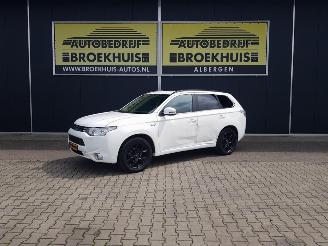 skadebil auto Mitsubishi Outlander 2.0 PHEV instyle 2013/12